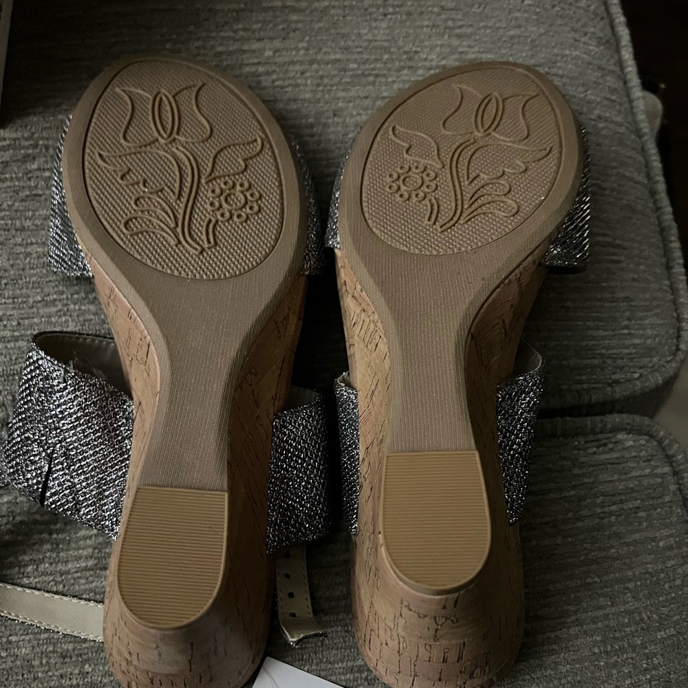 NWT sandals size 8-Silver